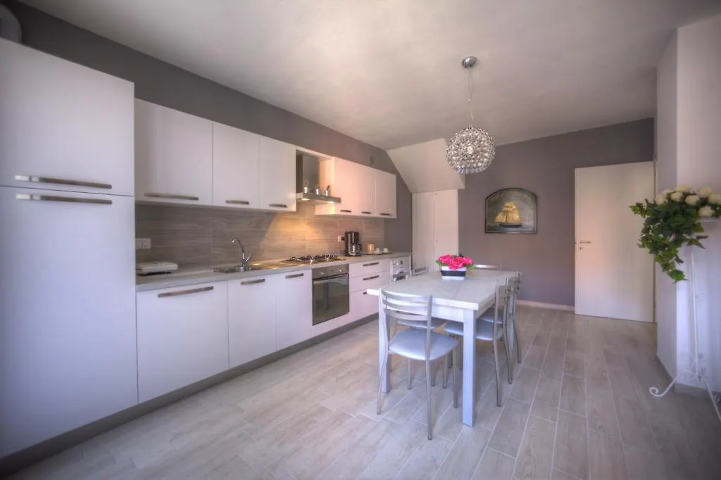 Holidays Alle Rose Apartment Peschiera del Garda Italy