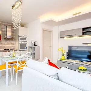 Una Terrazza Sul Lago A03 Apartment